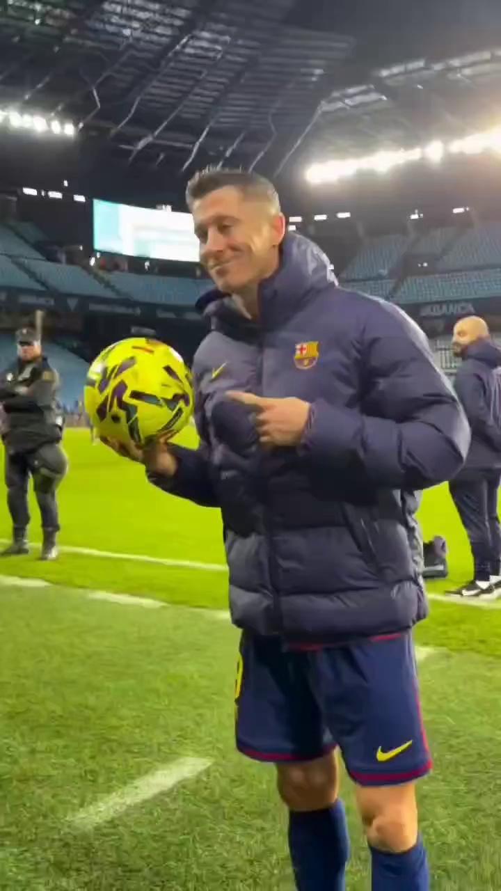 开云下载-巴西强势加拿大，莱万完成帽子戏法