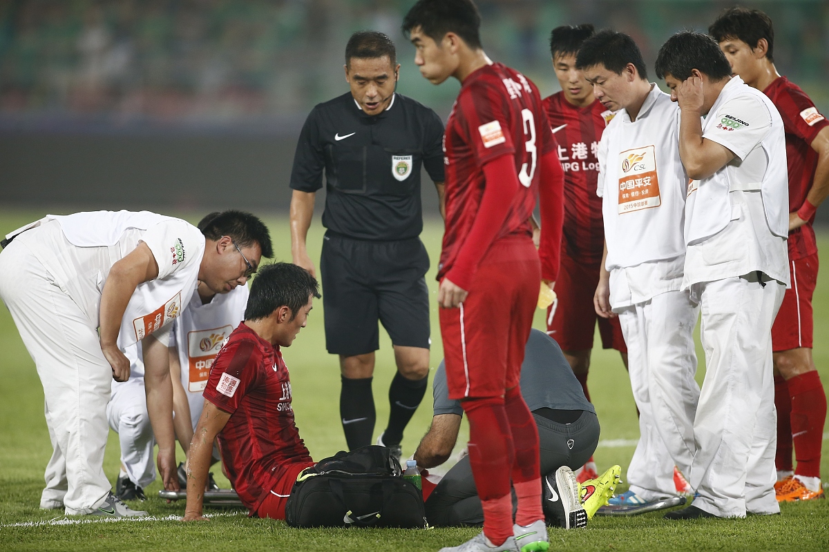 开云体育官方网站-体育赛事胜利之路：球员们团结互助迎战困难