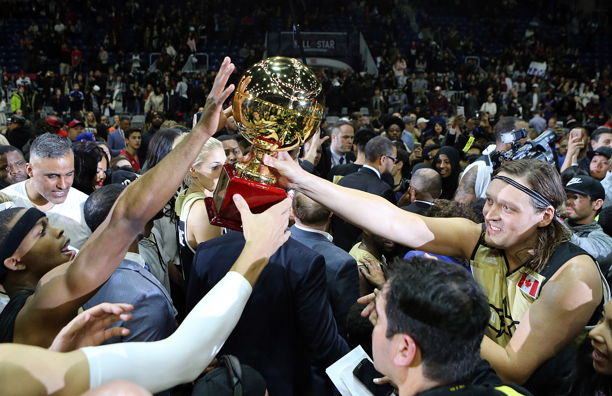 开云足球直播-戴维斯杯翻盘拉沃尔杯，西西帕斯统治全场