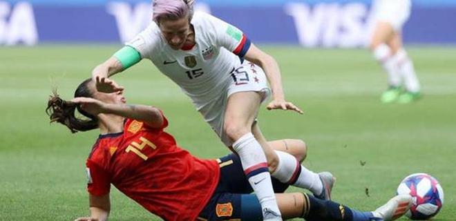 开云体育-多特蒙德卫冕冠军告吹，争议判罚引发球迷愤怒